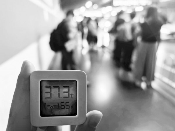 北京南站西泊车场太热了